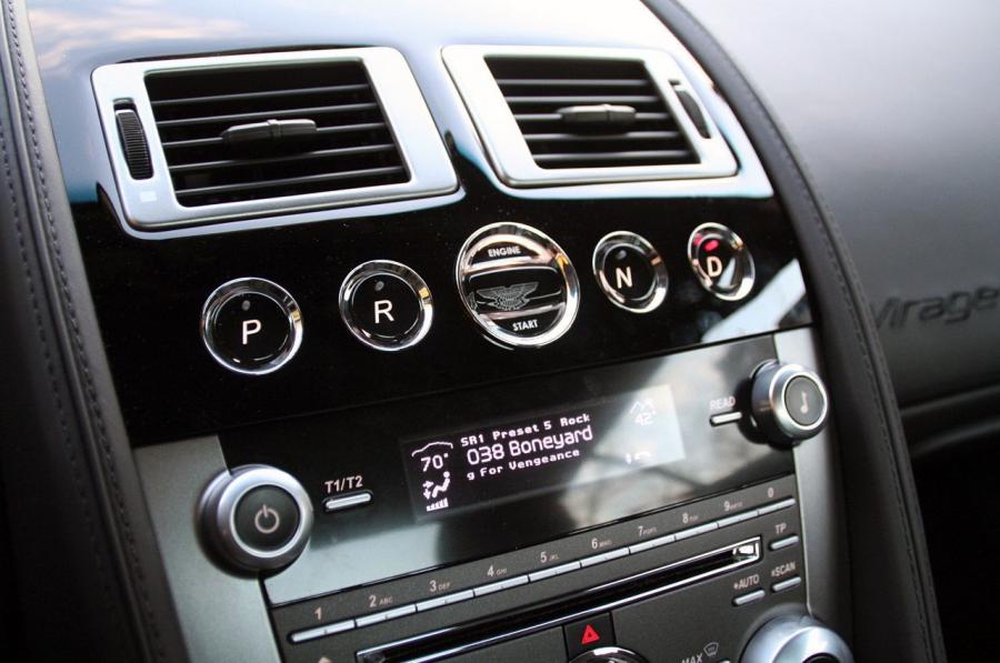 Детали интерьера Aston Martin Virage 2011 года  (NA) (фото 12 из 39)